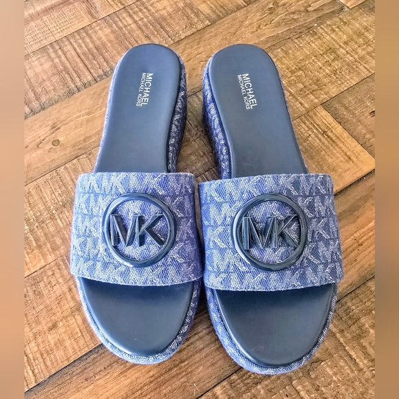 Michael Kors Wedge Sandal NEW Condition - Picture 3 of 5